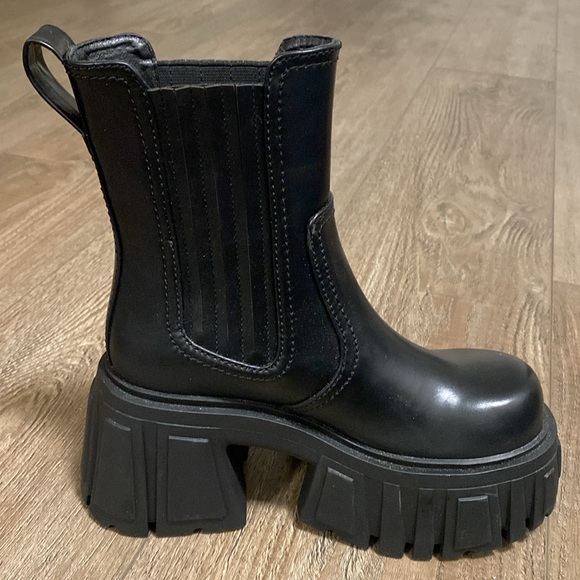 NWOT Dolls Kill Current Mood Rebel Core Chelsea Style Chunky Black Ankle Boots - Picture 3 of 9